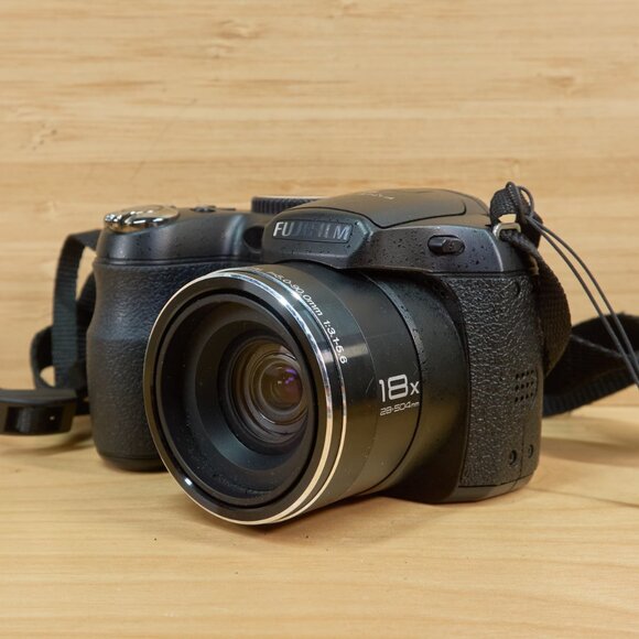 Fuji Fujifilm FinePix S2950 14MP Digital Camera, with 18x Zoom - Picture 1 of 8